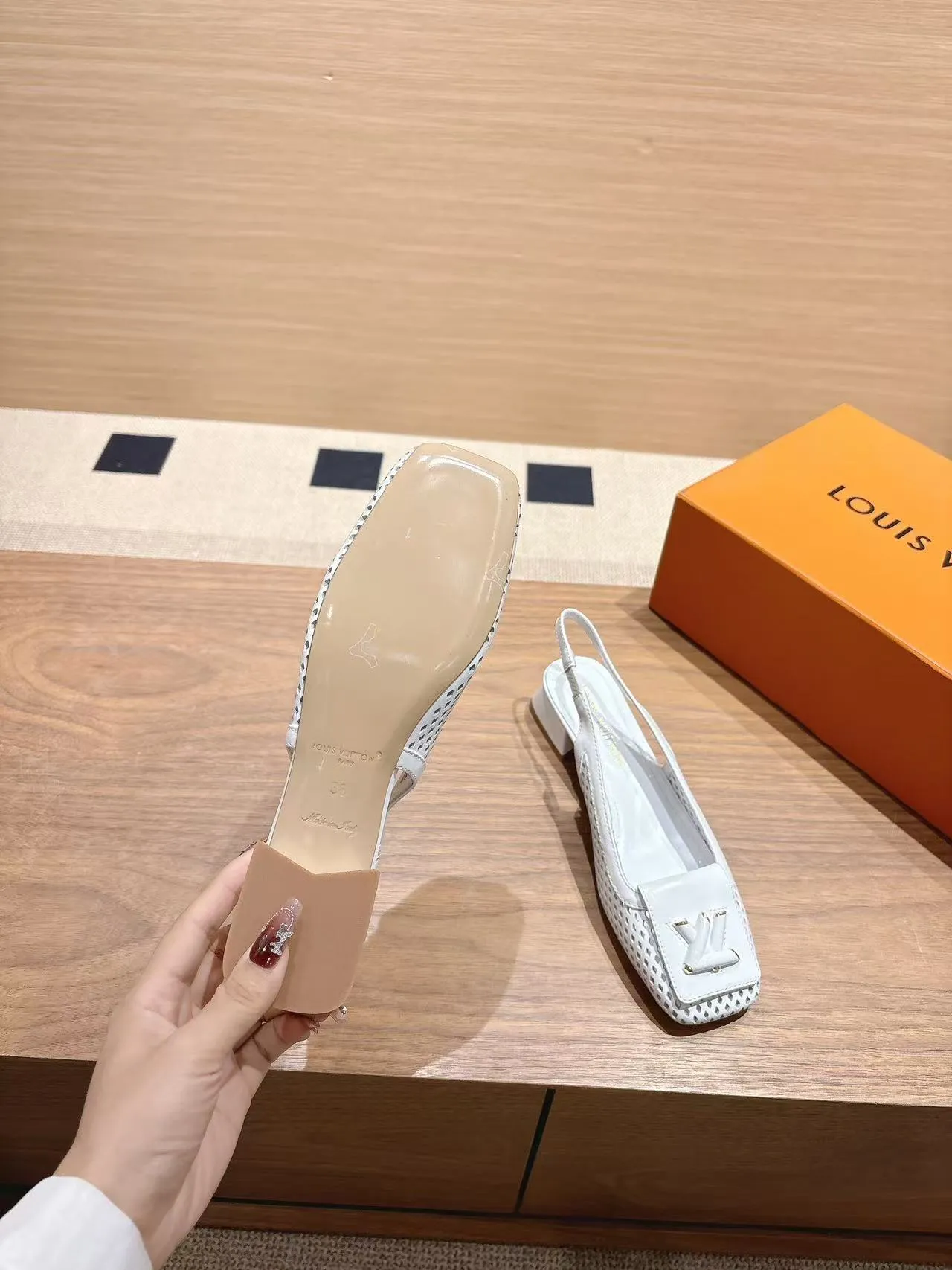 👟👟Ex-factory price 600👟👟 LV Louis Vuitton 25ss top version. Features the latest SHAKE hollow slingback sandals. Hard goods are new. Purchasing level! Full of high-end sense! A popular one among domestic and foreign bloggers. It is retro and fashionable and looks great on the feet! The main model on the official website. Upper: original customized cowhide surface. Lining: imported goatskin lining. ·Outsole: original Italian leather outsole ■Height: 3.5cm5.5cm ·Shoe size: 35-40 (41, 42 customizations are not returnable)